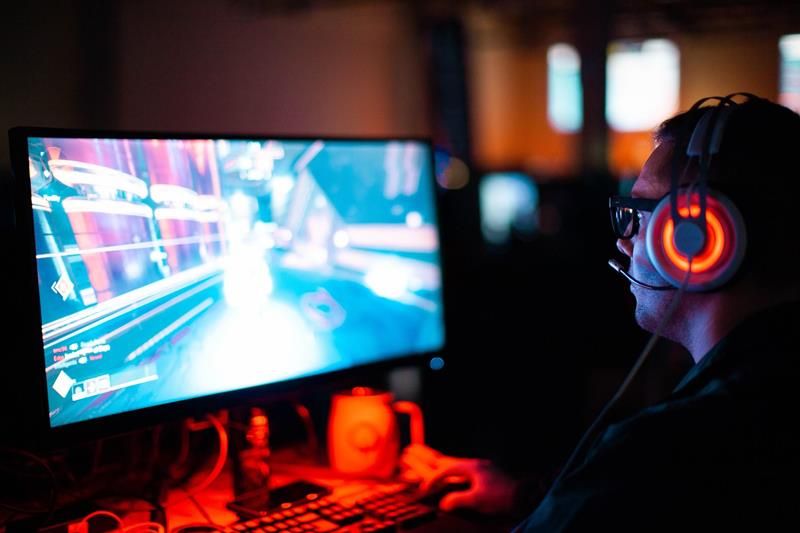 Homem jogando online em casa