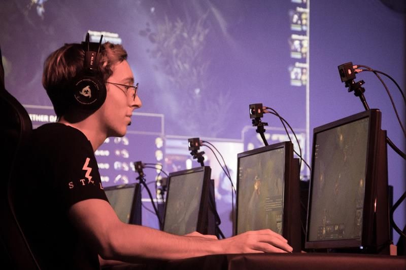 Homem participando de campeonato de jogos online